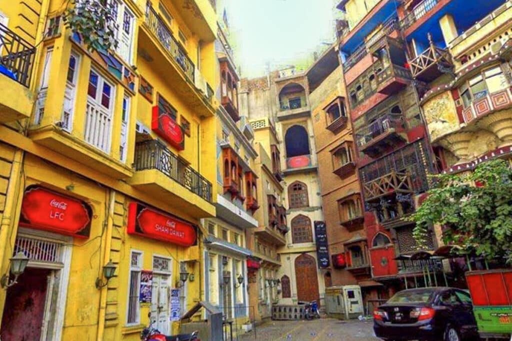 bâtiments colorés à l'intérieur de la ville fortifiée de Lahore