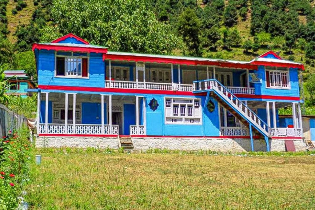 maison d'hôtel colorée dans la vallée de Neelam