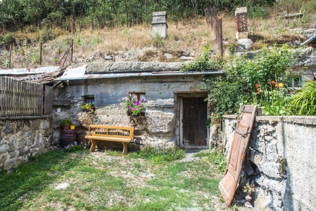 maisons troglodytes de Brhlovce