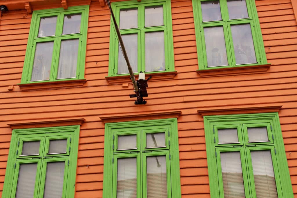 façade en bois orange à Stavanger
