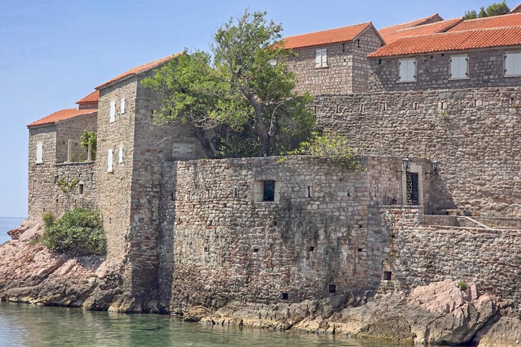 rempart et maisons en pierre de Sveti Stefan