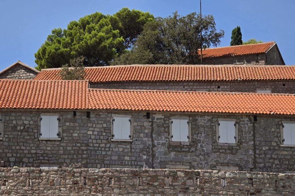 fenêtres des maisons en pierre de Sveti Stefan