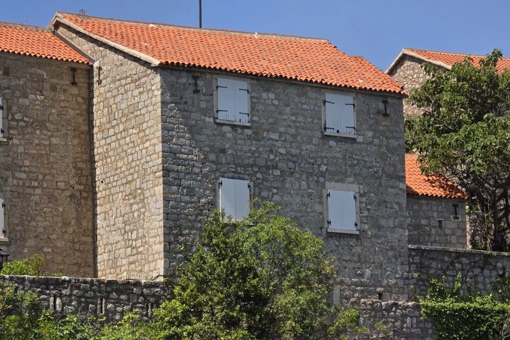Sveti Stefan maison en pierre fermée
