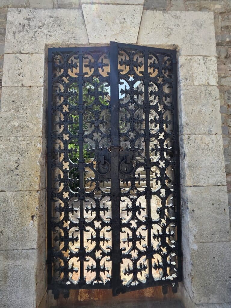 portail clos du village de Sveti Stefan