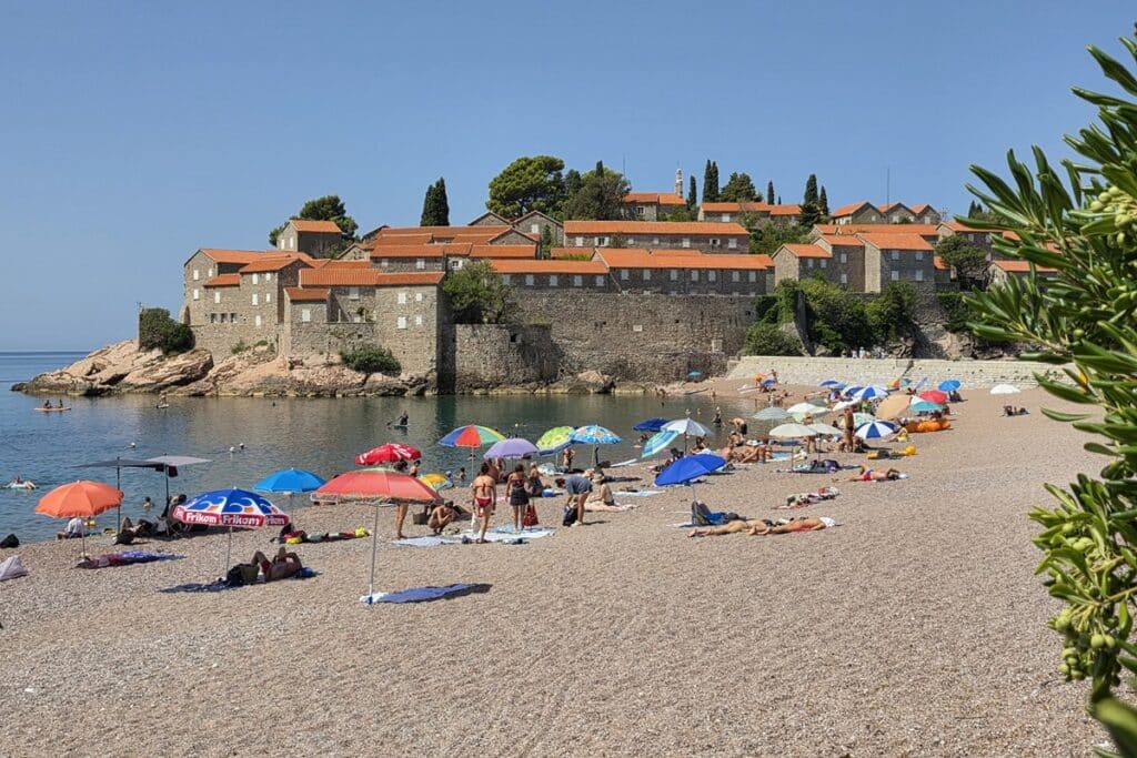 plage et village de Sveti Stefan