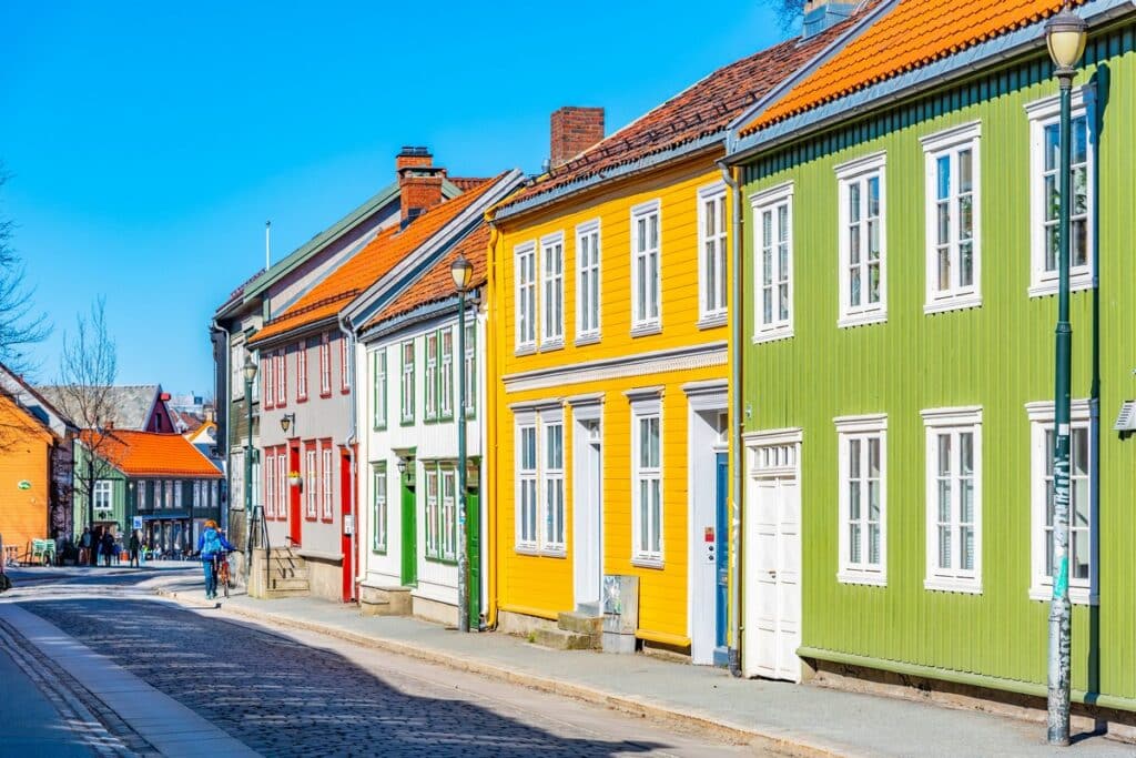 rue de maisons en bois colorées à Trondheim