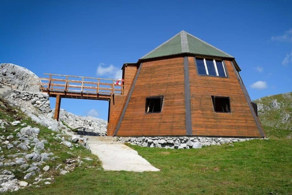 Un chalet de forme insolite à 1700m d'altitude