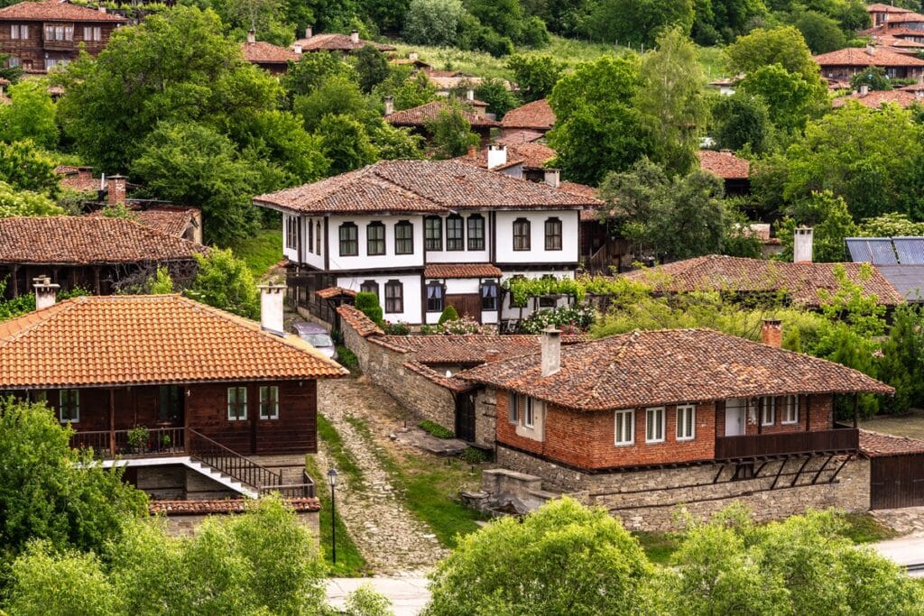 Zheravna maisons traditionnelles en bois et pierre