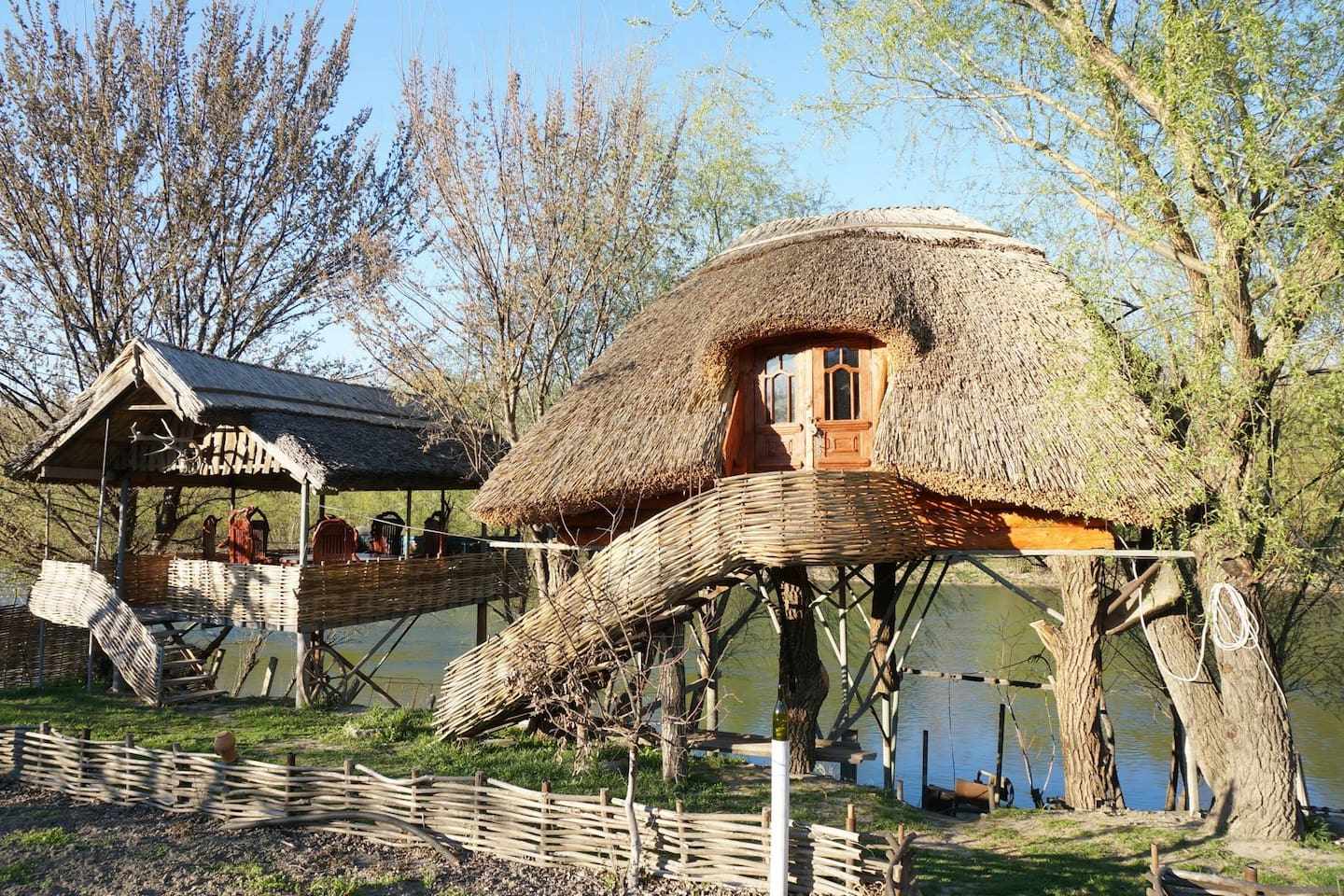 cabane toit de chaume moldavie