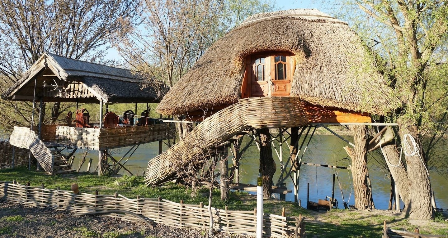 cabane toit de chaume moldavie