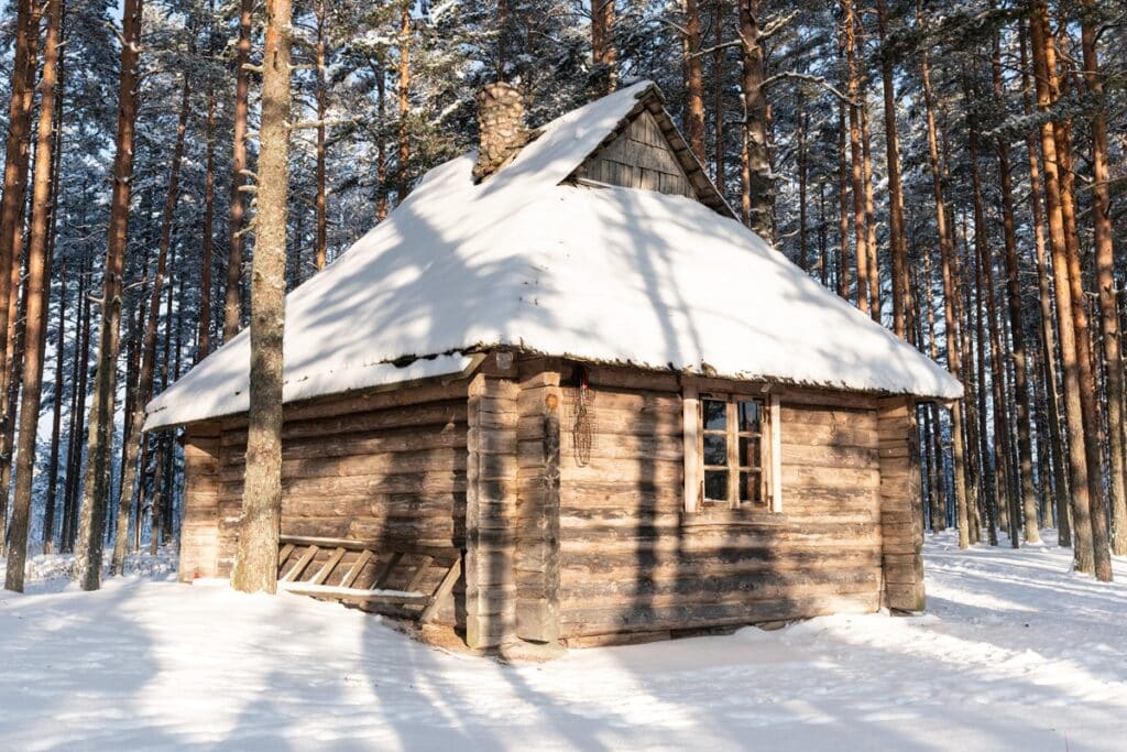 maison en rondins sous la neige en Estonie
