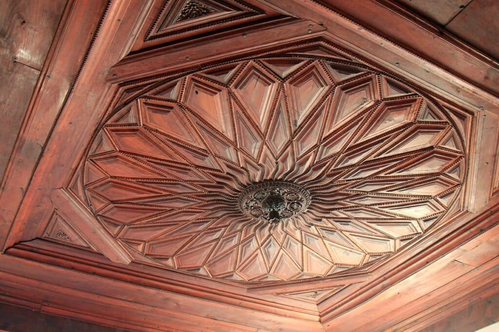 plafond sculpté dans la maison Daskalov