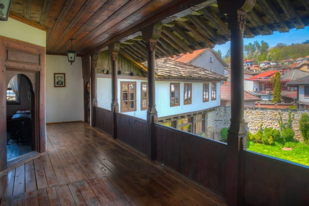 intérieur maison traditionnelle de Tryavna