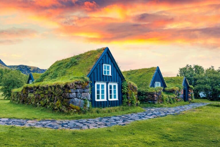 histoire des maisons aux toits d'herbe aux îles Féroé et en Islande