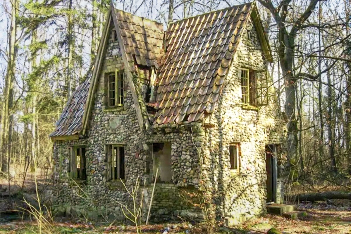 Maison en pierre abandonnée dans la forêt du Danemark