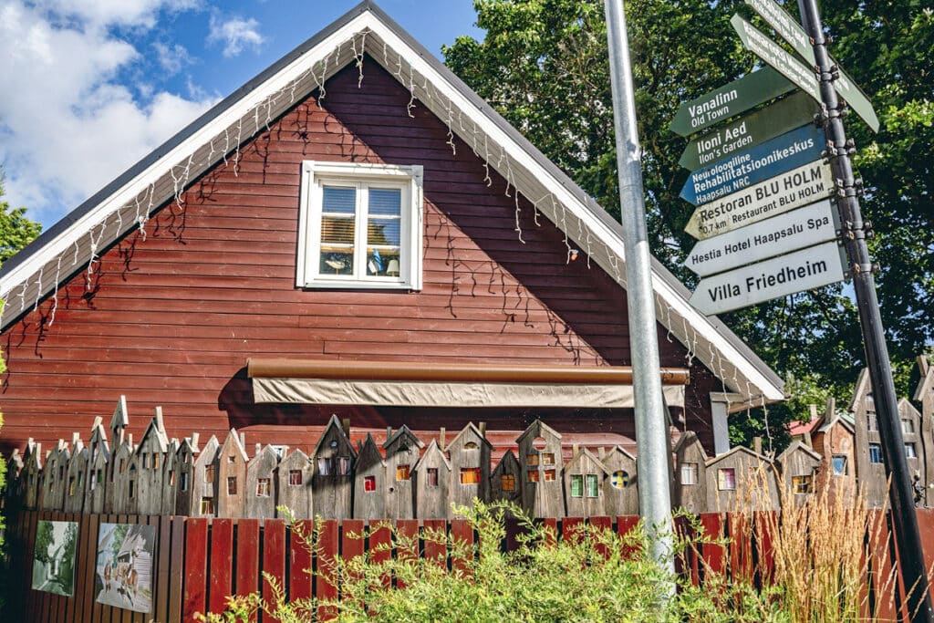 maison en bois rouge de falun en Estonie