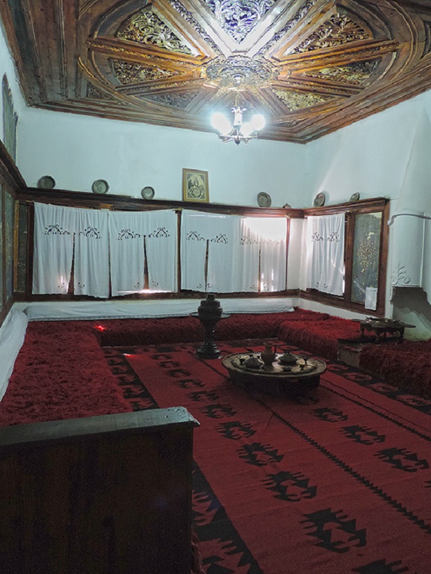 maison traditionnelle albanaise interieur