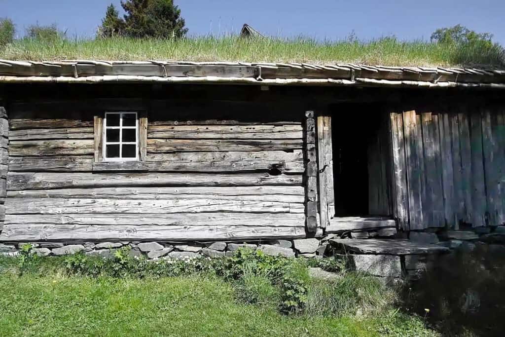 hytte en bois au toit d'herbe en Norvège