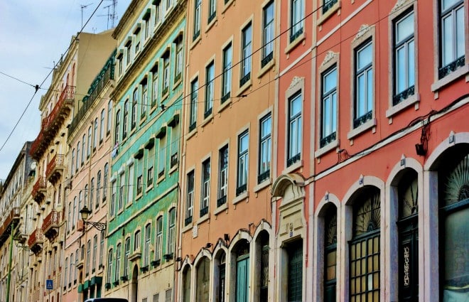 maisons colorées alfama lisbonne