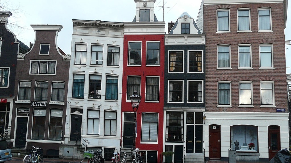 maisons penchées amsterdam