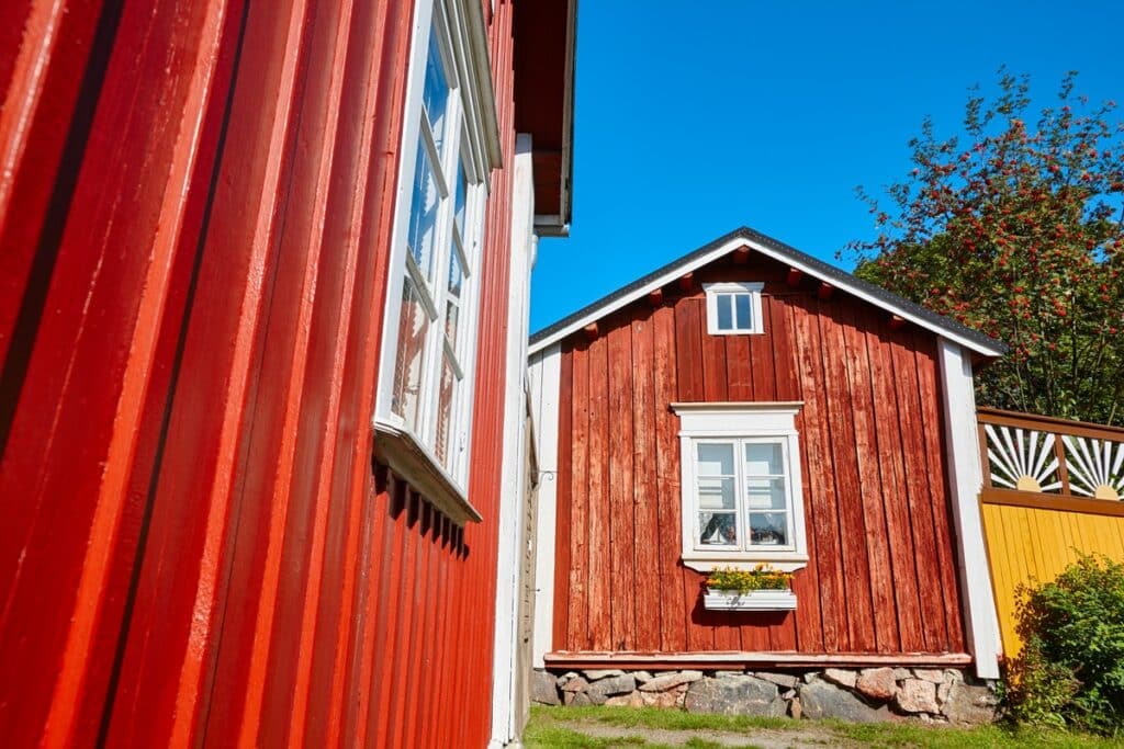 maisons en bois en rouge de falun