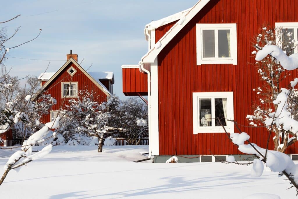 maison suédoise rouge de falun sous la neige