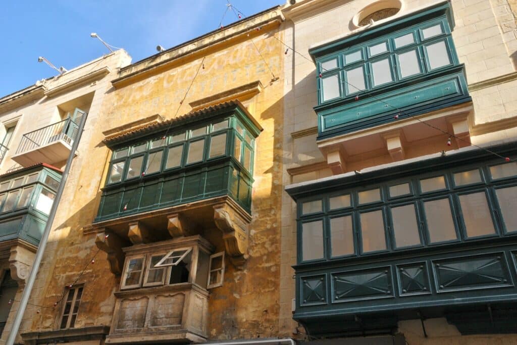 balcons maltais en bois