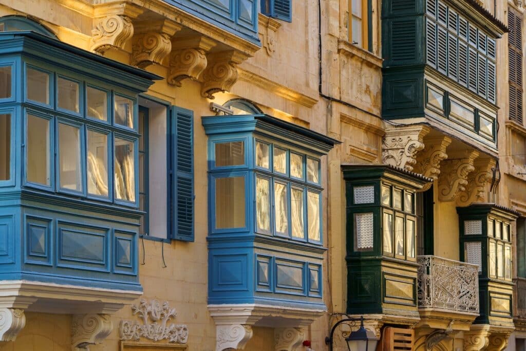 balcons maltais en bois