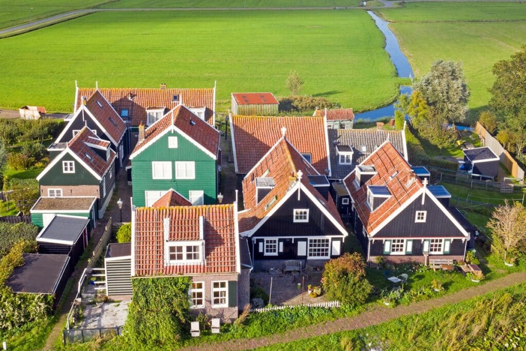 groupe de maisons en bois à Marken
