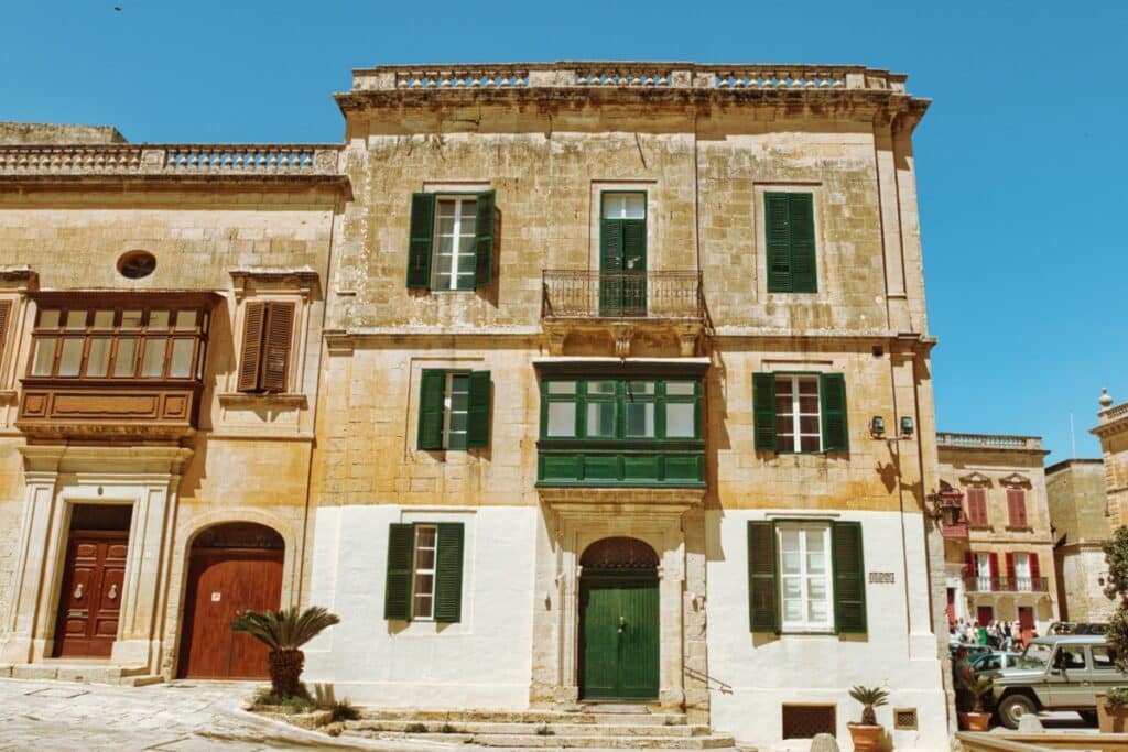 mdina maison avec balcon en bois