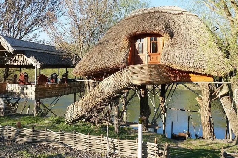 cabane toit de chaume moldavie