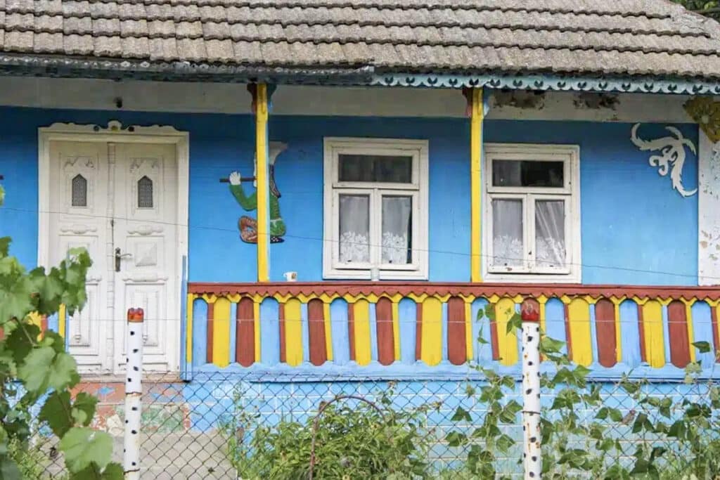 maison colorée en Moldavie