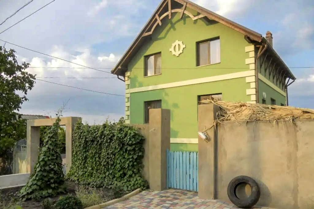 maison rurale verte en Moldavie