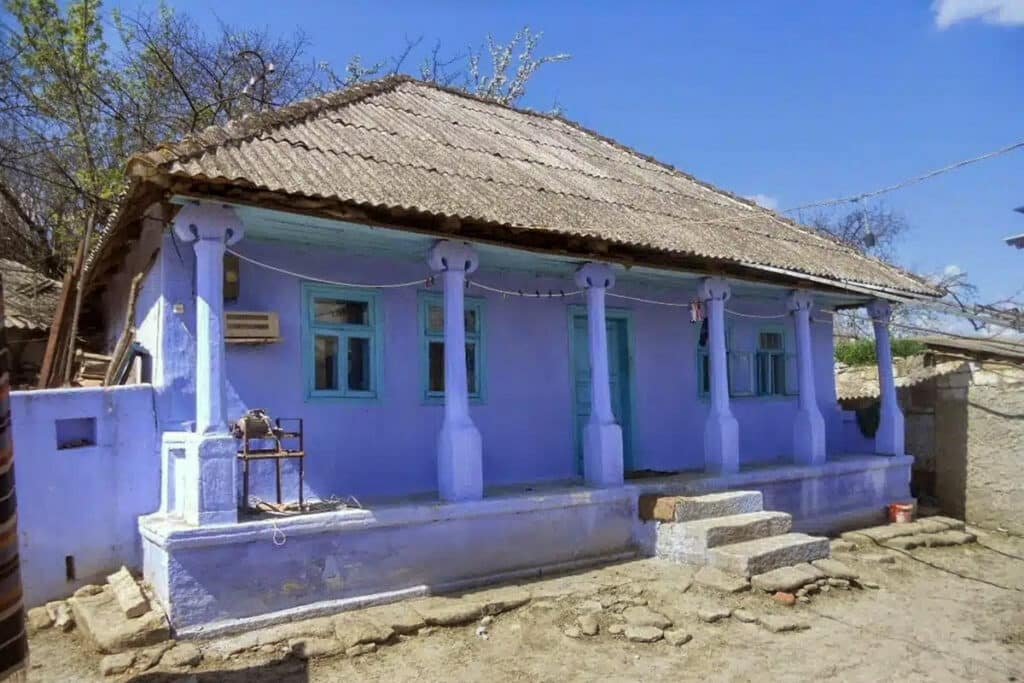 maison colorée en Moldavie