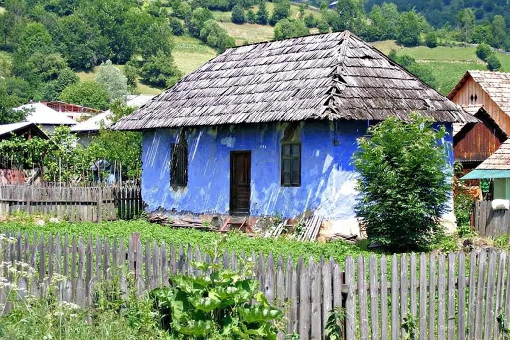maison rurale bleue en Moldavie