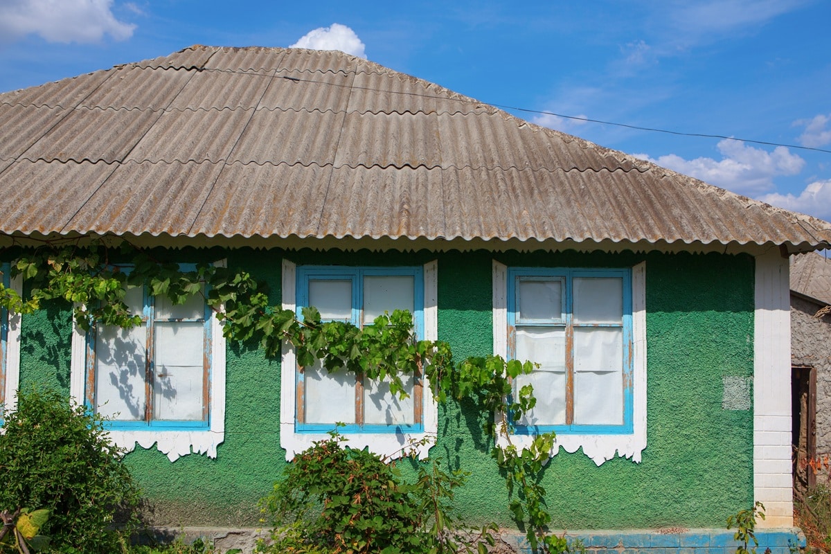 maison colorée en Moldavie