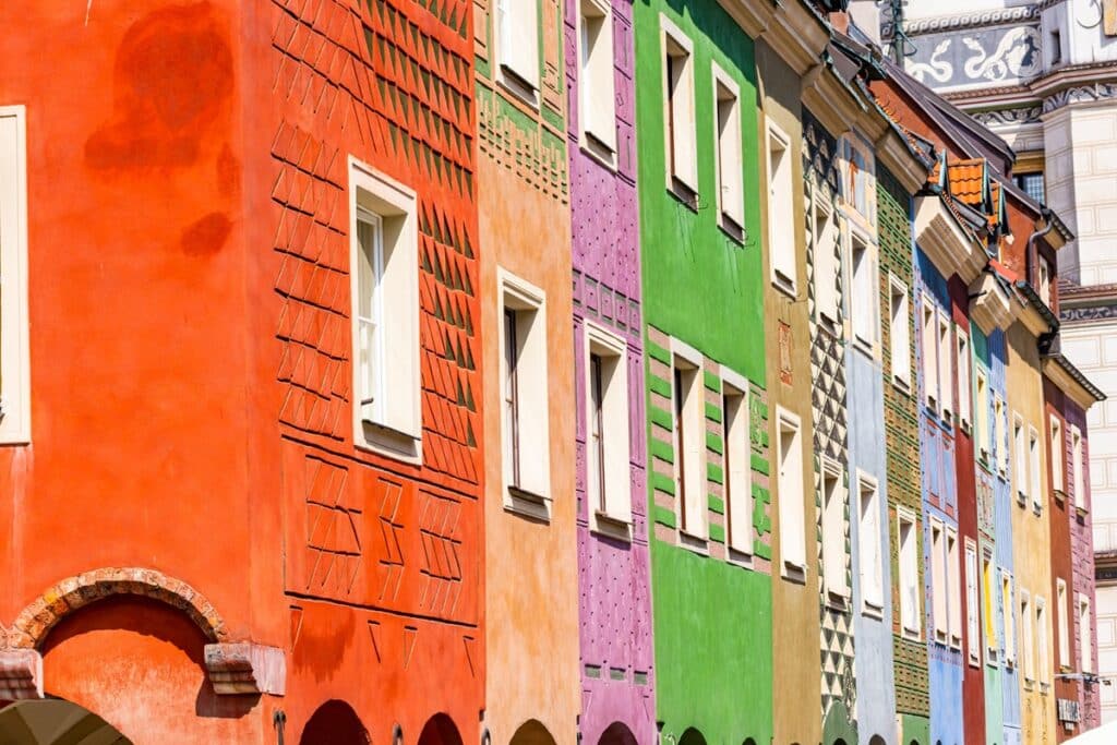 maisons colorées du centre de poznan