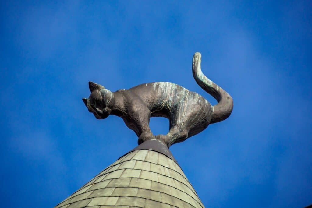 sculpture de chat sur la maison du chat à Riga