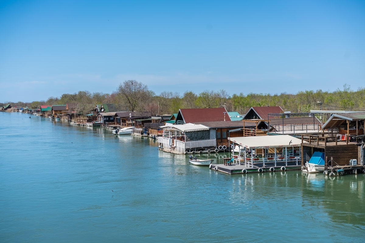maisons en bois sur pilotis de la rivière Bojana au Monténégro