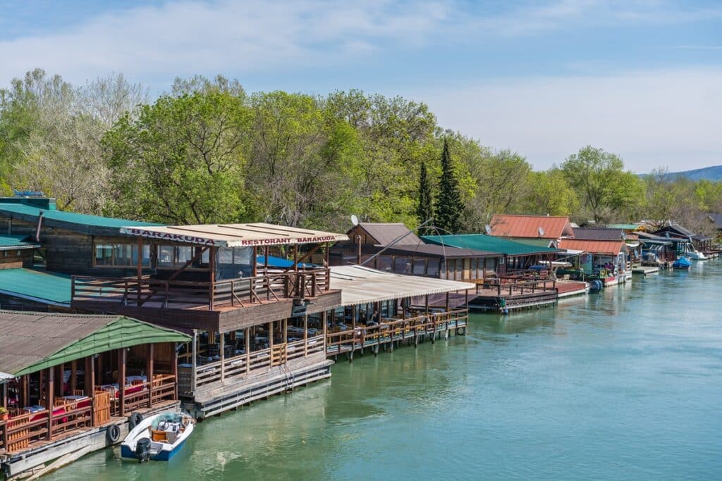 maisons en bois sur pilotis de la rivière Bojana