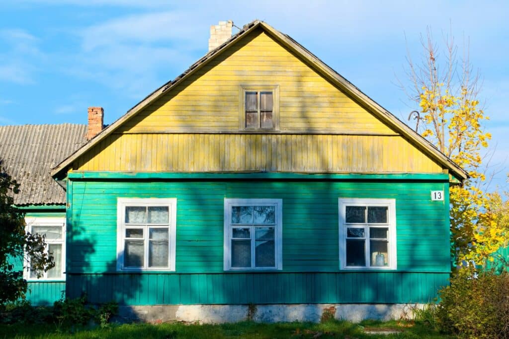 maison traditionnelle en bois colorée à Trakai
