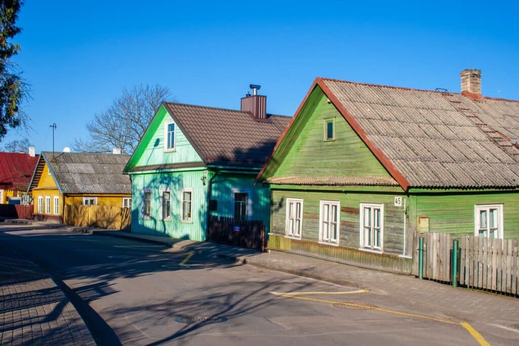 rue de maisons en bois colorées à Trakai
