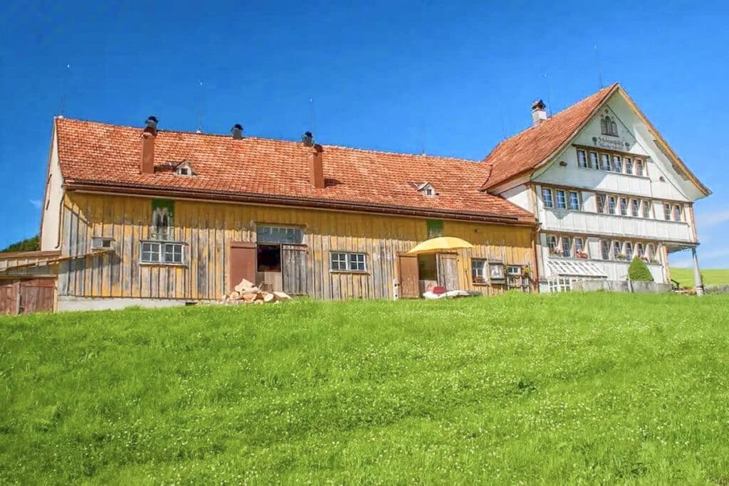 Ancienne ferme suisse traditionnelle