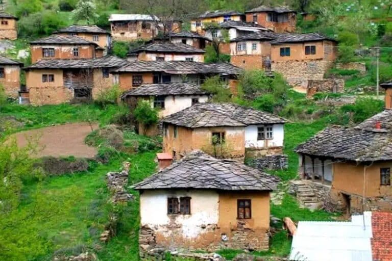 village de pierre de Gostuša