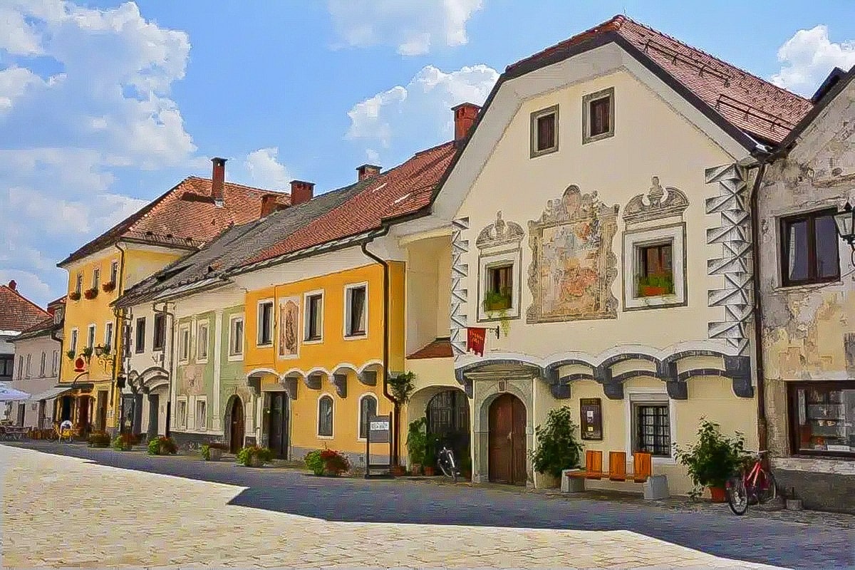 La vieille ville médiévale de Radovljica et ses maisons historiques