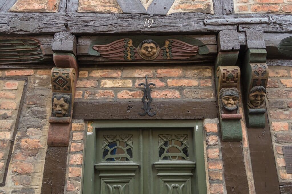 détail tour de porte en bois sculpté