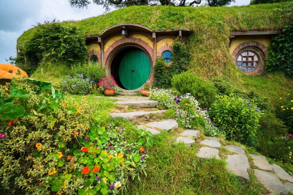 sentier vers une maison de hobbit à matamata