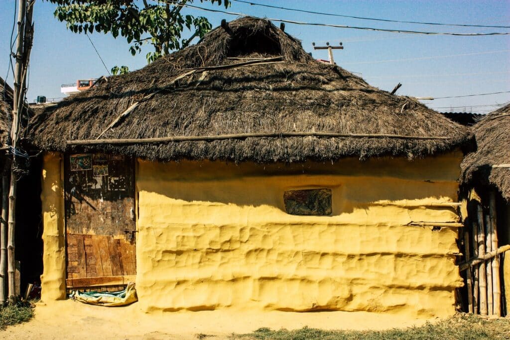 maison traditionnelle dans le village de Lumbini