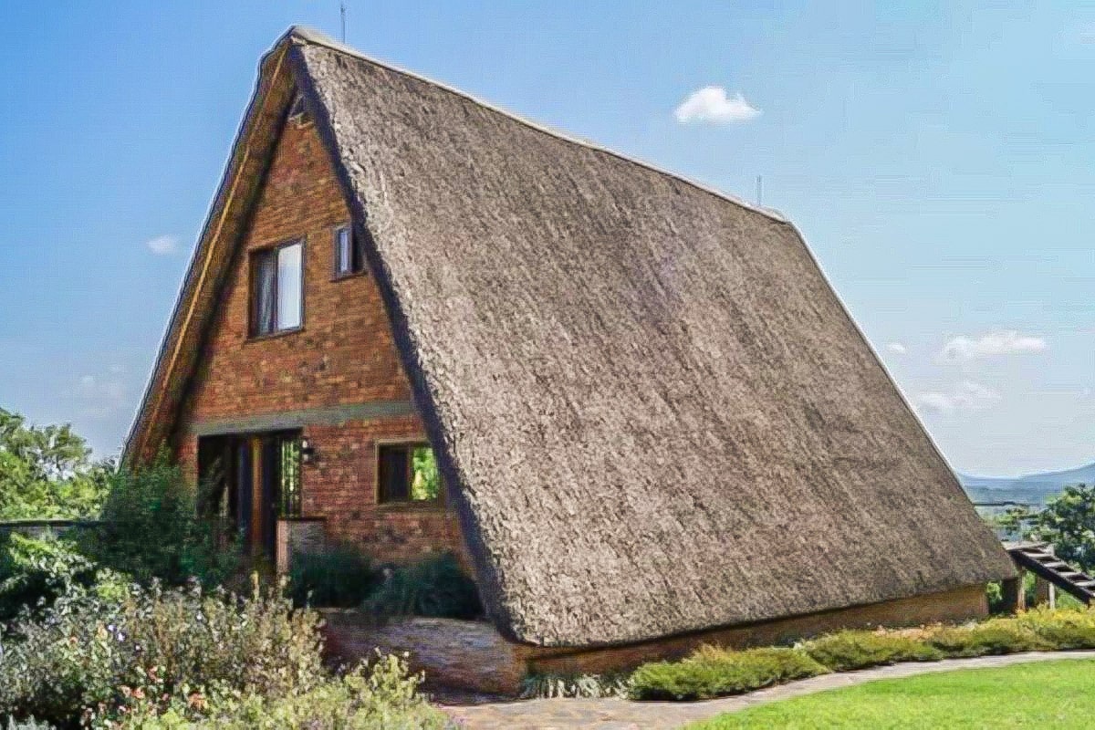 Belle maison en briques et toit de chaume à Jinja