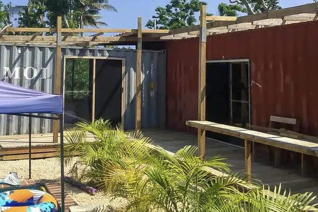 maison faite de conteneurs au Vanuatu